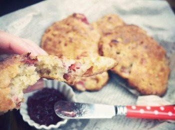 step11: 裡頭吃的到新鮮草莓果粒還有光泉香乳散發出來的奶香味呢!!!烤的草莓與奶香麵糰吃起來有種草莓優格的味道~~酸酸甜甜的!!沾上草莓果醬更香呢:)