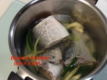 step3: 將洗淨切段的魚塊加入，蓋上鍋蓋，煮沸後轉小火續煮約5-6分鐘