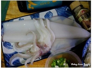 step2: 在魚貨攤購買墨魚時，要先叮嚀魚販不用處理，再將買回來的墨魚洗淨後取出內臟 撕除外皮，再拔出軟骨，再取下頭鬚之後，需洗淨到無滑溜感後，拭乾後備用