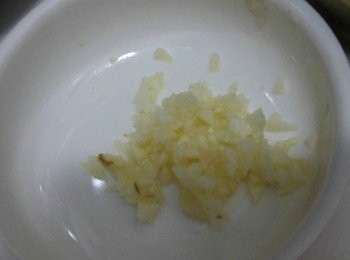step2: 蒜頭刴碎待用。