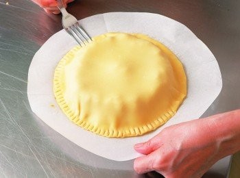 step7: 然後以叉子的背面壓切邊緣讓派皮固定。