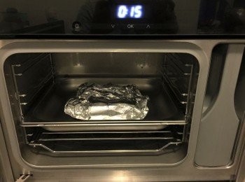 step3: 用兩湯匙水開稀少少卡邦尼磨菇醬，然後淋係雞卷上就可以了