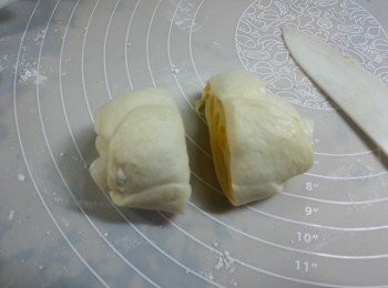 step7: 卷起後在中間位置用刀切開成二件