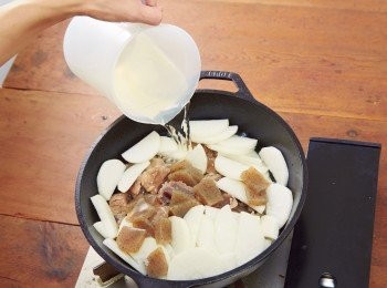 step5: 將4的牛筋、蘿蔔、蒟蒻與<span class="group_2">A</span>(高湯800cc、酒60cc、砂糖2小匙)放入深鍋中，以中火加熱煮沸，蓋上鍋蓋，將火候轉小（小火至中火），煮15分鐘。