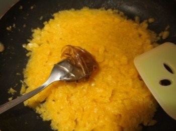 step4: 煮到半乾時加黃糖同麥芽糖