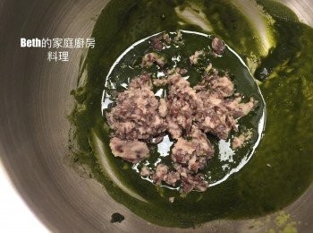 step2: 將蜜紅豆壓成泥加入抹茶奶油醬中拌勻
