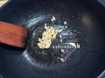step3: 起油鍋香油爆香蒜頭