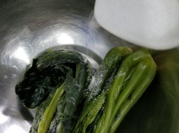 step2: 雪菜放鹽水浸15分鐘，可以去咸味。再沖洗。豆腐切 4份；冬瓜洗淨，連皮切大件。準備薑片。