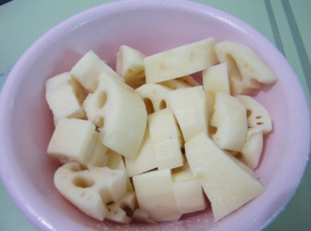 step1: 蓮藕去皮，切成小塊，放置清水浸泡