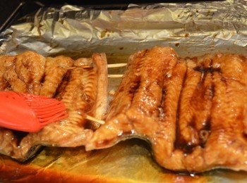 step8: 然後將溫度降至200度，在魚的表面掃上拌勻好的醬汁，繼續烤10分鐘。（烤製期間可重複多次掃上醬汁，烤盤上變得濃稠的醬汁也可以舀起來淋在魚塊上，如中途發現有水分稀出時，可倒掉。）