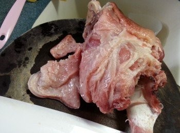 step4: 豬手切去豬皮(保留)