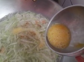 step5: 待煮滾後倒入蛋液