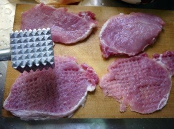 step1: 我是在肉攤直接買肉片回來拍打斷筋，肉片抹上少許的鹽醃約5分鐘(肉盡量不要買太厚~比較好炸熟)