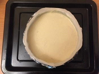 step8: 大焗盆先放入熱水，水的高度約為蛋糕模底部起計 2cm左右。

放入已預熱焗爐，焗約 60分鐘。