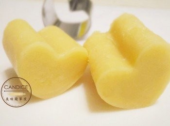 step6: <span class="group_1">原味麵團</span>❻ 用愛心餅乾壓模，壓出愛心麵糰，再拿去冷凍待組合用。