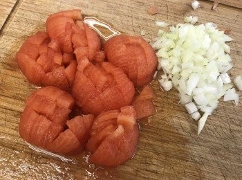 step2: 中大火加熱湯煲，下牛油煮溶，然後下洋蔥炒香至軟身。下加入蕃茄肉。