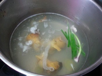 step3: 急凍嚮螺解凍去腸洗淨後,用3片薑及1條蔥出水3分鍾,再沖洗乾淨後切片待用