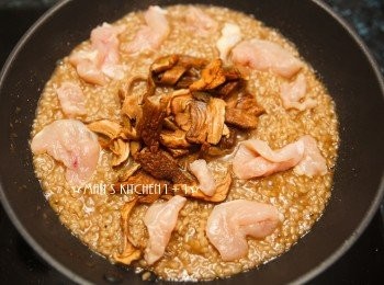 step5: 再來加入牛肝菌和雞肉煮熟。