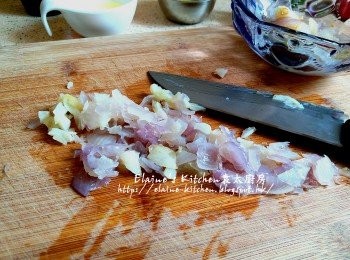 step13: 按製將飯煮熟 , 將以前盛起的蒜頭及乾蔥頭切碎