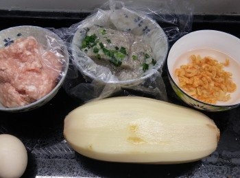 step1: 豬肉碎預先醃20分鐘;
蝦米浸軟切粒;
蓮藕洗淨去皮，切碎粒