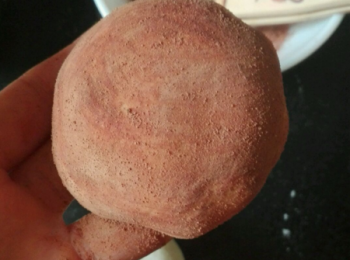 step6: 給整形好的“蘑菇”先刷一層水，再用刷子沾可可粉刷在表面。