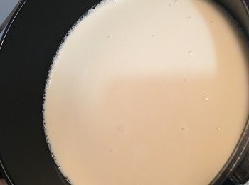 step1: 將無糖豆漿加熱至90度（約微滾至煲邊出現多氣泡）