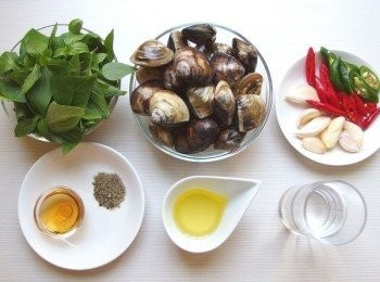 step1: 準備所有材料。大蒜拍碎,辣椒切片狀。