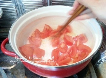 step3: 煲內加入少許油燒熱 , 放入蕃茄爆香至出茄油