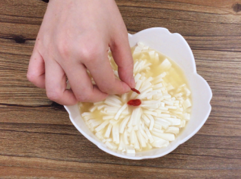 step10: 最後加上杞子做裝飾，蒸20分鐘完成。