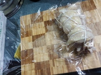 step9: 雞卷灘凍後綿繩不用剪斷,再用保鮮紙將雞卷包實(保鮮紙包多幾層越實越好)