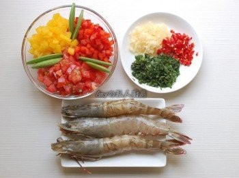 step2: 將甜椒切細丁,香料切末，大蝦剖開並清腸泥。