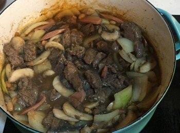 step6: 當蘑菇熟透時，加入牛柳粒拌炒
