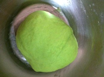 step2: 將混合好的麵團搓至圓滑，分開4份。兩份加入斑斕汁色素，一份原味，另一份則加入玫瑰露