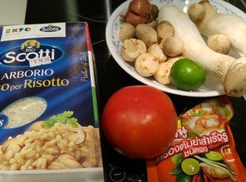 step1: 蕃茄表皮打十字用熱水滾一滾去表皮去籽切粒。用500ml滾水加菇粉和蕃茄粒滾出味當上湯使用。草菇可部份切粒部份原隻保留備用,杏鮑菇全部切粒備用。