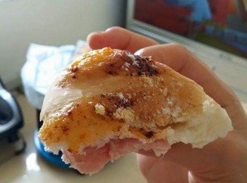 step1: 材料全部拌勻,搓成團包保鮮紙放置一發(約1小時)後,排氣靜止15mins
造型加火腿,滾長型放火腿對褶收口
介開3條(留返最頭位置),交叉交接最尾收口