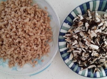 step1: 乾香菇洗淨,切末
