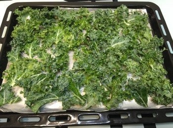 step3: 將羽衣甘藍葉放在焗盤上（焗盤放上錫紙），淋入橄欖油及撒上幼海鹽調味。