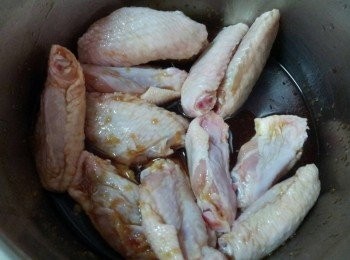 step4: 把雞翅加入拌勻醃約一晚 ( 最少也要半天 , 雞翅才會完全入味 )