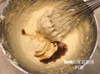 step2: 將放在室溫軟化的Mascarpone, cream cheese與打發鮮奶油拌勻，加入香草精、2大匙咖啡拌勻