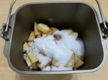 step3: 將蘋果、檸檬汁和砂糖放在麵包機內。