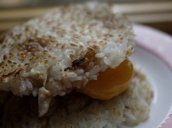 step7: 蓋上上層已焦烤好的另一米堡。