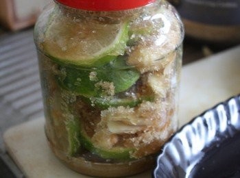 step8: 如果還有剩下的檸檬就可以擠汁淋下去，又不會覺得切了沒地方可以用，丟掉又有點浪費檸檬，然後蓋上密封罐蓋子，這時我會將這一罐糖封嫩薑檸檬倒立過來，幫助糖可以快速溶化掉，等晚上就會回覆原樣的冰進冰箱