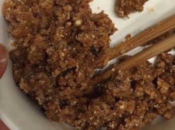 step2: 再將兩者結合，加植物奶油，用攪拌機攪至完全融合。倒出，拌勻龍舌蘭蜜及椰絲。