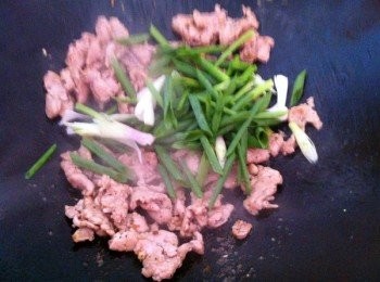 step3: 取出鍋下一小匙食油爆香蒜蓉，加入腌製好的梅肉炒香，然後加入蔥條和 咖喱粉；1小匙炒翻即可。