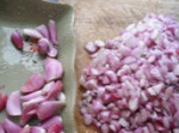 step3: 紅蔥頭剝去葱衣，洗淨，切成薄碎片