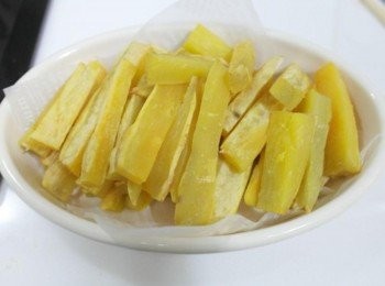 step8: 25分鐘後將烤好的地瓜條盛盤~~上頭淋上煮好的起士醬即完成囉!!!