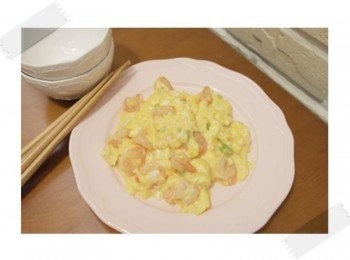 step4: 口感好滑嫩呀~~~~ 配白飯即成"滑蛋蝦仁飯"~~灑上我愛的胡椒^^