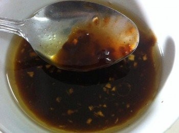 step3: 取出鍋加入食油，麻油，薑絲和蒜蓉爆香，連油盛起在碗中。
加入素食蠔油和淡醬油，熱水2大匙攪拌均勻