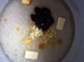 step1: 把米洗淨，加入適量的水分，然後把所有材料加入。