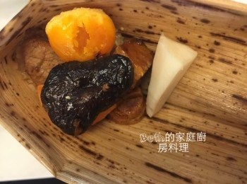 step9: 依序加入1-2塊滷肉、1塊豆干、1塊地瓜、幾顆花生、半顆鹹蛋黃、1塊竹筍、1朵香菇